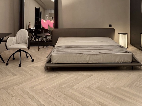 Suelo en patrón Herringbone de roble europeo en interior elegante