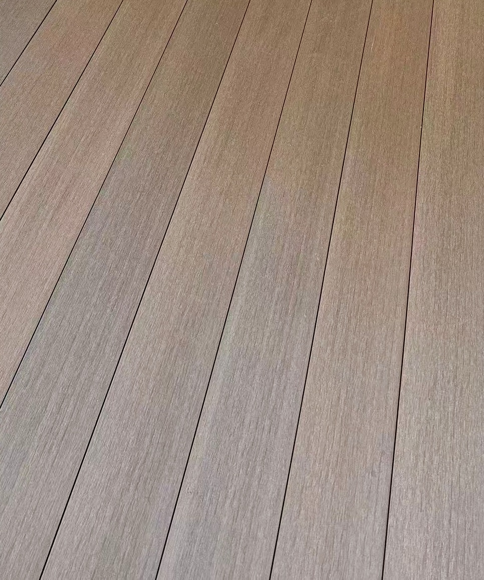 Tarima Schottendeck Tech en terraza exterior