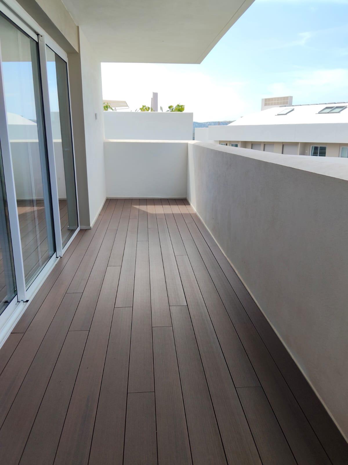 Terraza de apartamento en Jávea con tarima Tech IPE